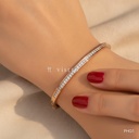 Pulsera oro rosa rígida, banda con fila de circonias cuadradas
