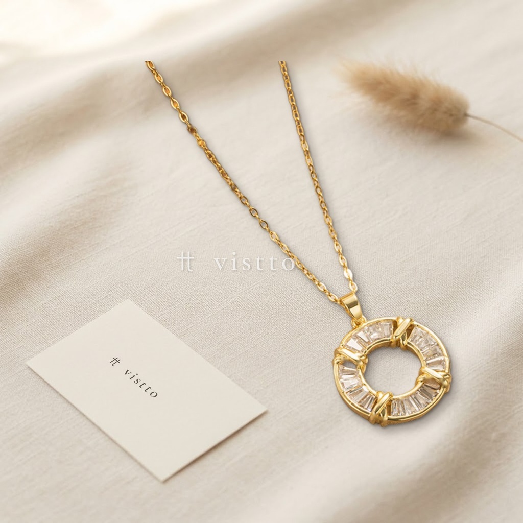 Collar dorado de cadena fina con dije circular calado engastado con circonias transparentes en talla baguette