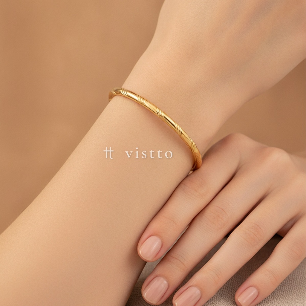 Pulsera dorada fina y abierta, diseño de brazalete de barra redonda con tramos grabados en espiral y acabado brillante