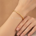 Pulsera dorada fina y abierta, diseño de brazalete de barra redonda con tramos grabados en espiral y acabado brillante