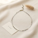 Collar blanco de perlas pequeñas en tonos tierra y esferas doradas
