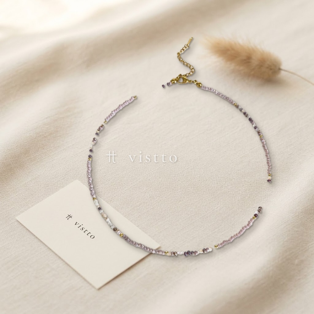 Collar lila de cuentas facetadas pequeñas con perlas blancas y esferas doradas, con cierre de langosta y extensor