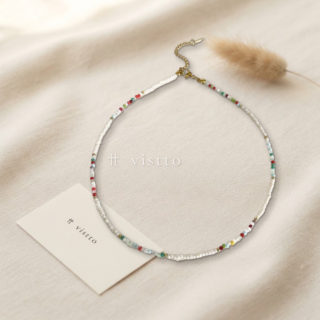 Collar blanco de perlas pequeñas con cuentas de cristal de colores y esferas doradas, con cierre de langosta y extensor