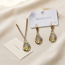 Set dorado de collar y zarcillos, gotas con piedra blanca
