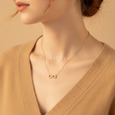 Collar dorado de cadena fina de eslabones, con dije de infinito y una línea de circonias transparentes pequeñas