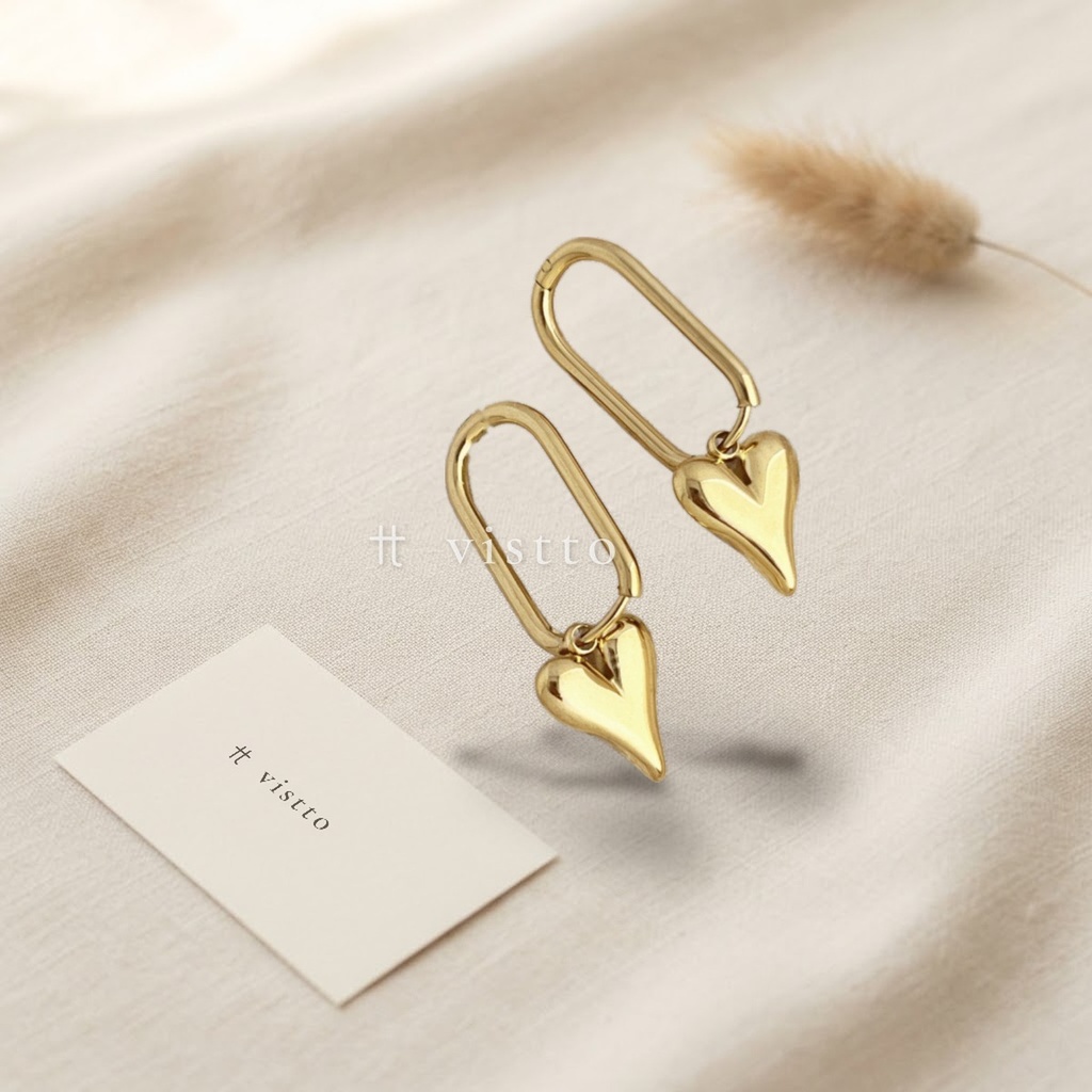 Zarcillos dorados de argolla ovalada alargada con dije colgante en forma de corazón liso