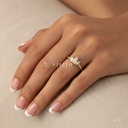 Anillo dorado abierto, aro con abanico de circonias