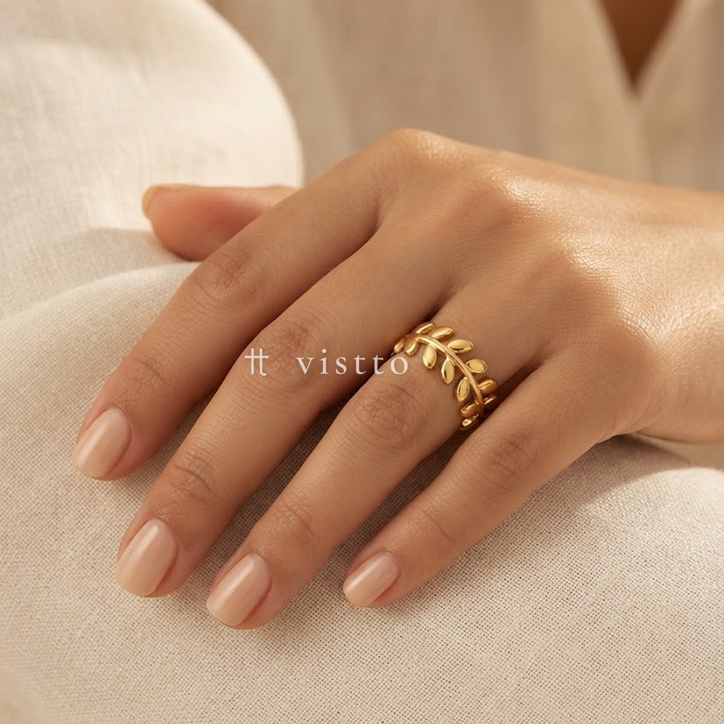 Anillo dorado ancho y abierto, diseño de rama de laurel con hojas ovaladas y acabado liso y brillante
