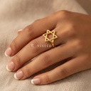 Anillo dorado fino y abierto, diseño de aro liso con motivo frontal de estrella de seis puntas calada
