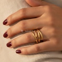 Anillo dorado abierto, diseño envolvente de varias líneas finas con extremos en forma de barra