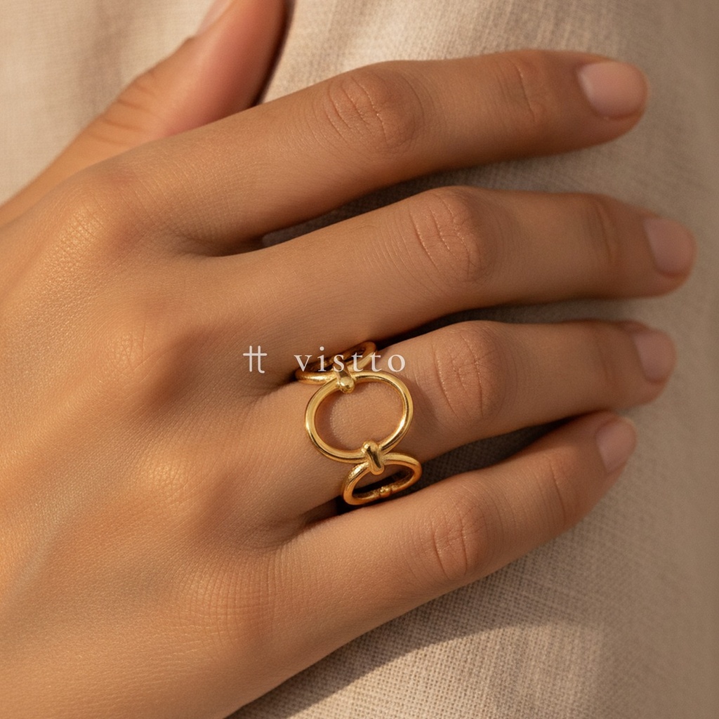 Anillo dorado abierto, diseño de eslabones circulares entrelazados con acabado liso y brillante