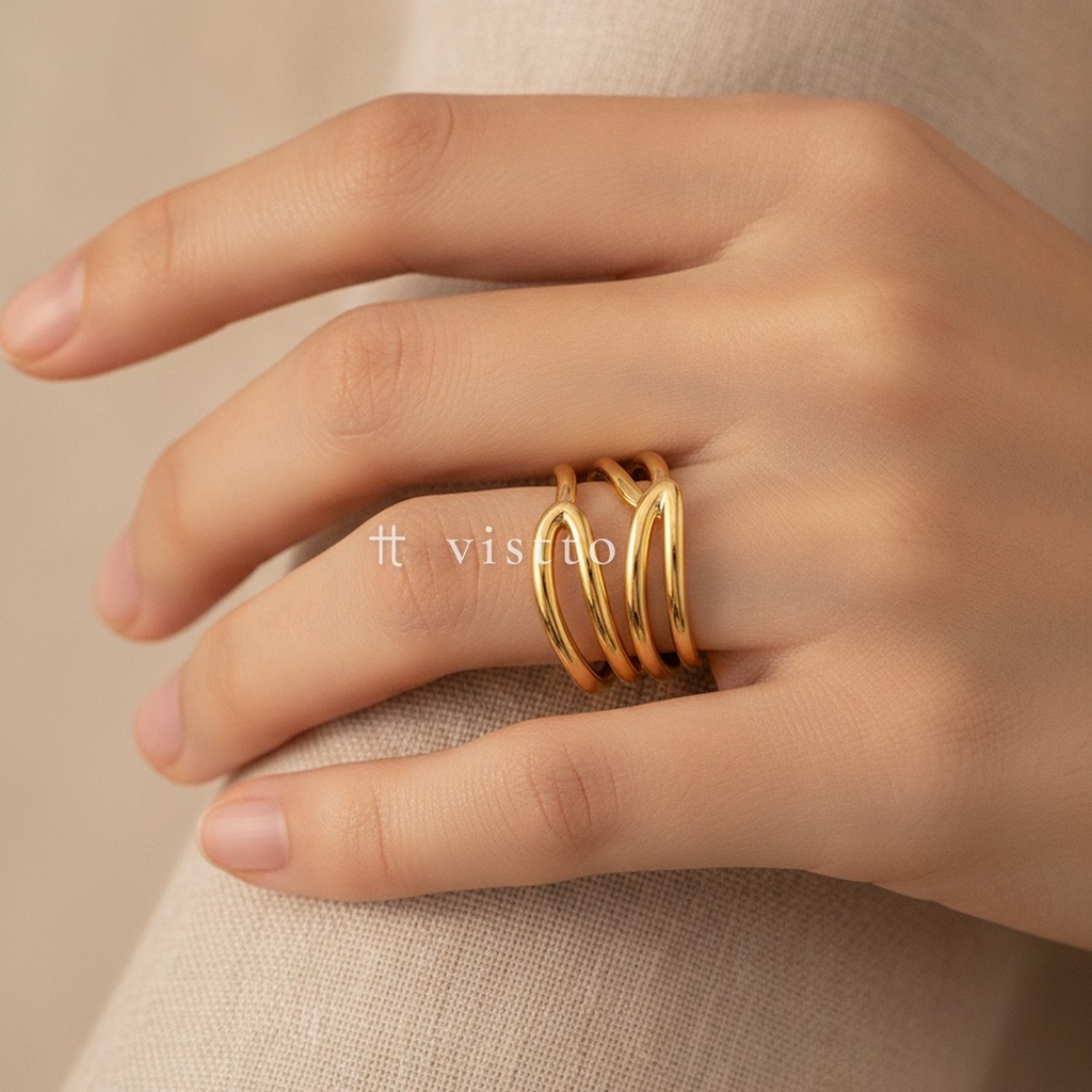 Anillo dorado ancho y abierto, diseño de múltiples líneas finas con extremos separados y acabado brillante