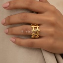 Anillo dorado ancho y abierto, diseño de banda entretejida calada con acabado liso y brillante