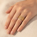 Anillo dorado ancho y abierto, diseño de banda de enrejado calado con motivo de flores de cuatro pétalos y acabado brillante