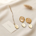 Set dorado de collar y zarcillos, diseño de cadena fina con colgante oval y argollas con dije a juego, con motivo de rosa grabada y acabado brillante