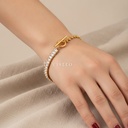 Pulsera dorada con cierre de barra y argolla, diseño combinado de hilera de circonias cúbicas transparentes en talla baguette y cadena de espiga con cuentas