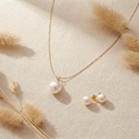 Set de collar y zarcillos dorados, diseño de cadena fina con dije de perla artificial y zarcillos de botón de perla a juego