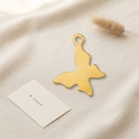 Dije dorado de mariposa plana y lisa con argolla superior, de 1,5 cm de alto