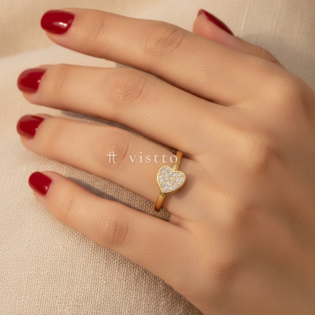 Anillo dorado fino y abierto, diseño envolvente con dos corazones en los extremos, uno liso y otro de circonias transparentes