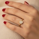 Anillo dorado fino y abierto, diseño envolvente con dos corazones en los extremos, uno liso y otro de circonias transparentes