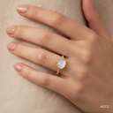 Anillo dorado, aro con piedra ovalada blanca