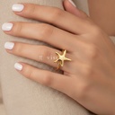 Anillo dorado fino y abierto, diseño de banda trenzada con motivo frontal en forma de estrella de mar