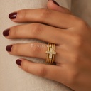 Anillo dorado ancho y abierto, diseño de triple banda trenzada con motivo frontal de cruz de circonias transparentes