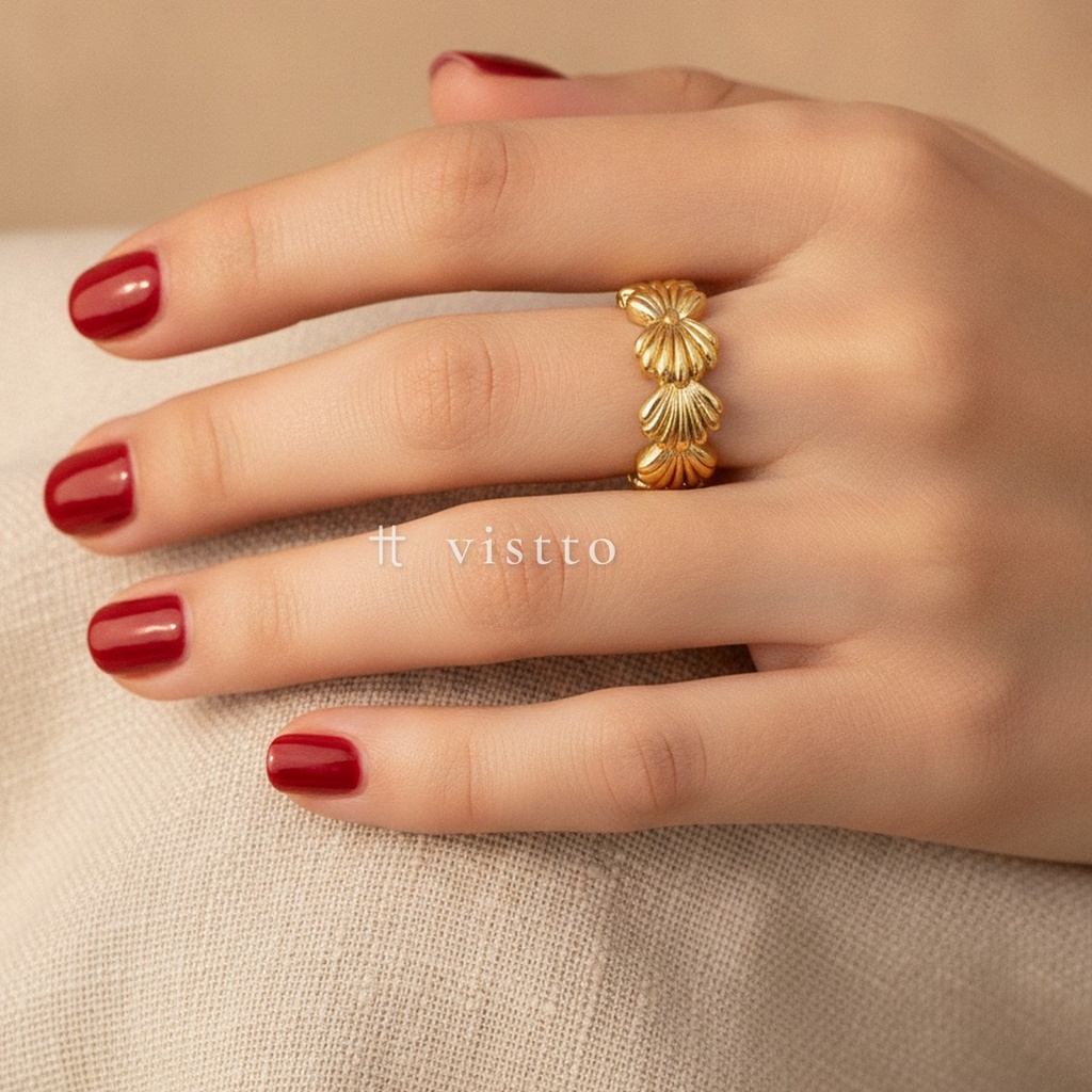 Anillo dorado ancho y abierto, diseño de banda de conchas consecutivas con relieve acanalado y acabado brillante