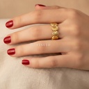 Anillo dorado ancho y abierto, diseño de banda de conchas consecutivas con relieve acanalado y acabado brillante