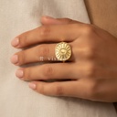 Anillo dorado abierto, liso con sol en relieve