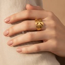 Anillo dorado ancho y abierto, diseño envolvente en forma de hoja de monstera con cortes calados y acabado brillante