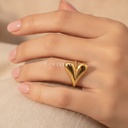 Anillo dorado fino y abierto, aro trenzado con terminales de esfera y motivo frontal de corazón liso