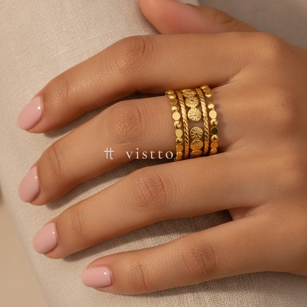 Anillo dorado ancho y abierto, diseño de bandas superpuestas de cuerda trenzada y discos con motivo floral grabado