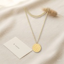 Collar dorado, capas de cadenas finas con medalla martillada