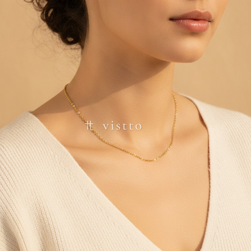 Collar dorado de cadena fina de eslabones ovalados con textura grabada, con cierre de langosta y extensor