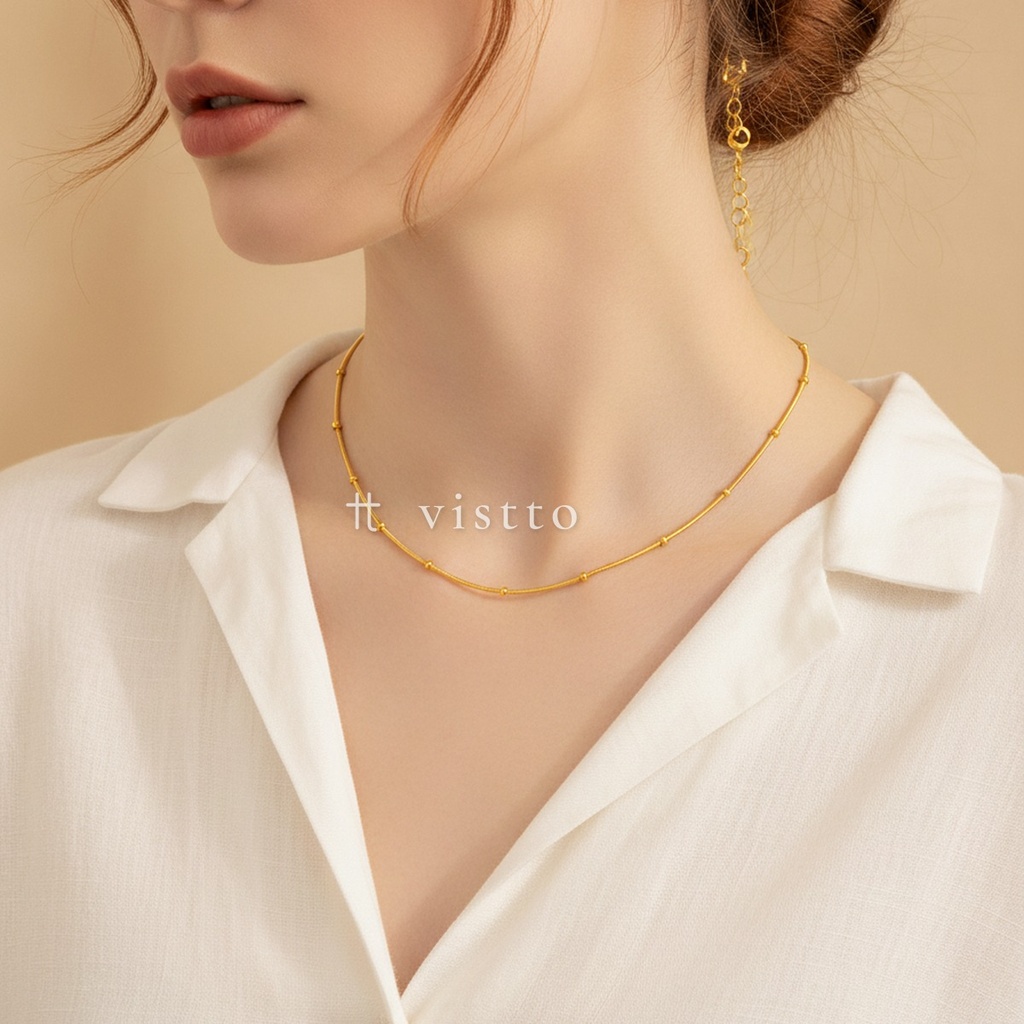 Collar dorado de cadena de serpiente redonda con pequeñas bolitas espaciadas y extensor