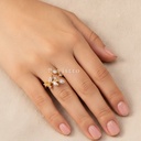 Anillo dorado fino y abierto, diseño envolvente de rama con hojas de circonias transparentes en talla marquesa y redonda