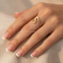 Anillo dorado abierto, redondeado con acabado liso