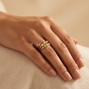 Anillo dorado abierto, espiral doble con esferas móviles