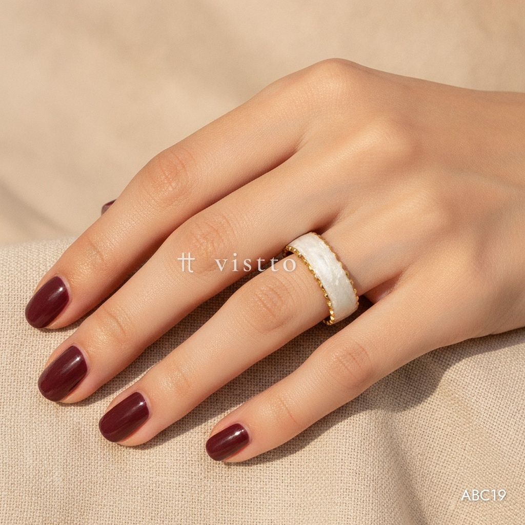[ABC19] Anillo dorado abierto, banda festoneada con esmalte blanco