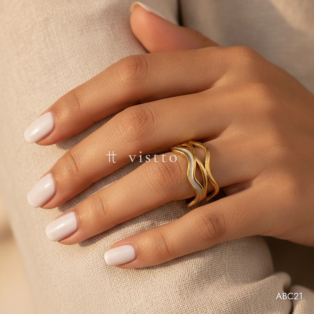 Anillo dorado abierto, bandas onduladas con esmalte blanco