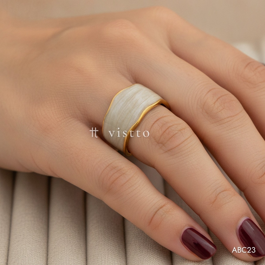 Anillo dorado abierto, banda ondulada con esmalte blanco