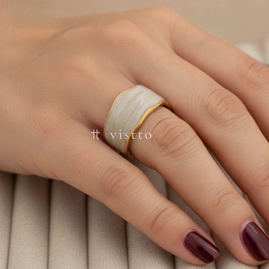 Anillo dorado y blanco ancho y abierto, diseño de banda ancha con borde ondulado rellena de esmalte blanco nacarado