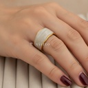 Anillo dorado y blanco ancho y abierto, diseño de banda ancha con borde ondulado rellena de esmalte blanco nacarado