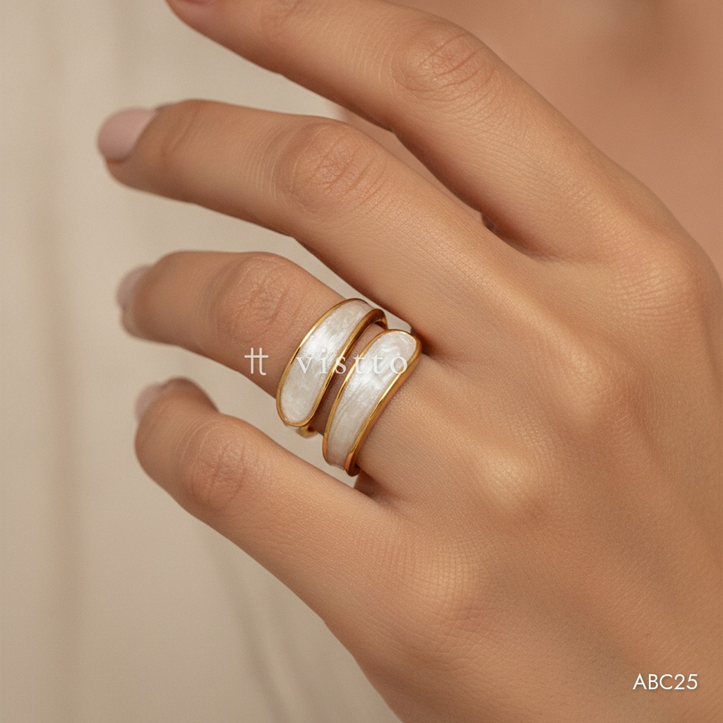 Anillo dorado abierto, extremos de gota con esmalte blanco