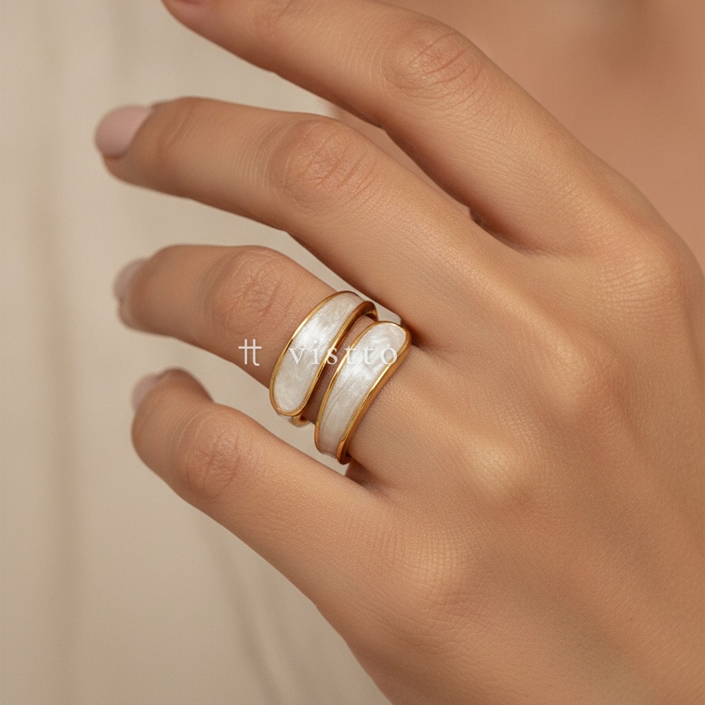 Anillo dorado y blanco ancho y abierto, diseño envolvente de extremos en forma de gota con relleno de esmalte blanco nacarado