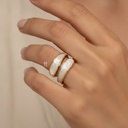 Anillo dorado y blanco ancho y abierto, diseño envolvente de extremos en forma de gota con relleno de esmalte blanco nacarado