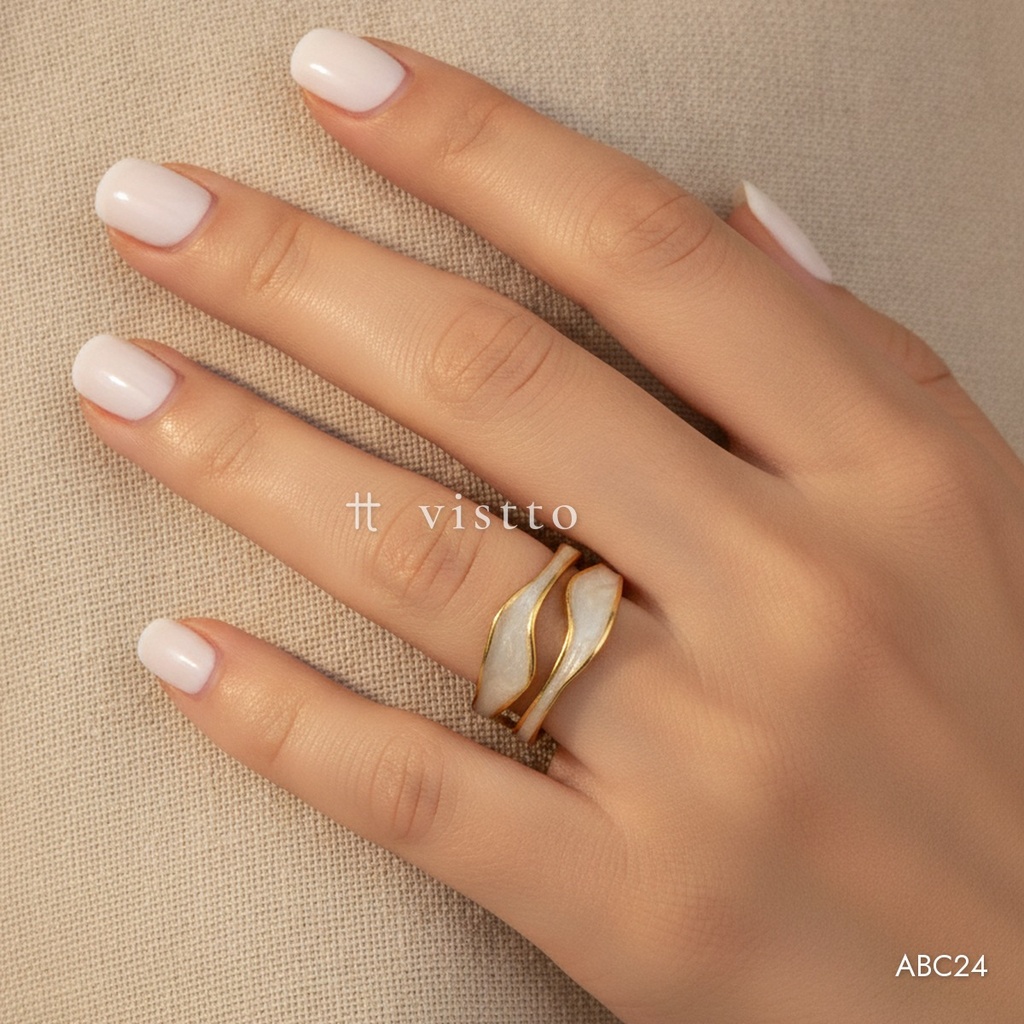 Anillo dorado abierto, ondas superpuestas con esmalte blanco