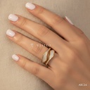 Anillo dorado abierto, ondas superpuestas con esmalte blanco