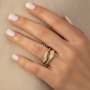 Anillo dorado y blanco ancho y abierto, diseño de dos bandas onduladas superpuestas rellenas de esmalte blanco nacarado